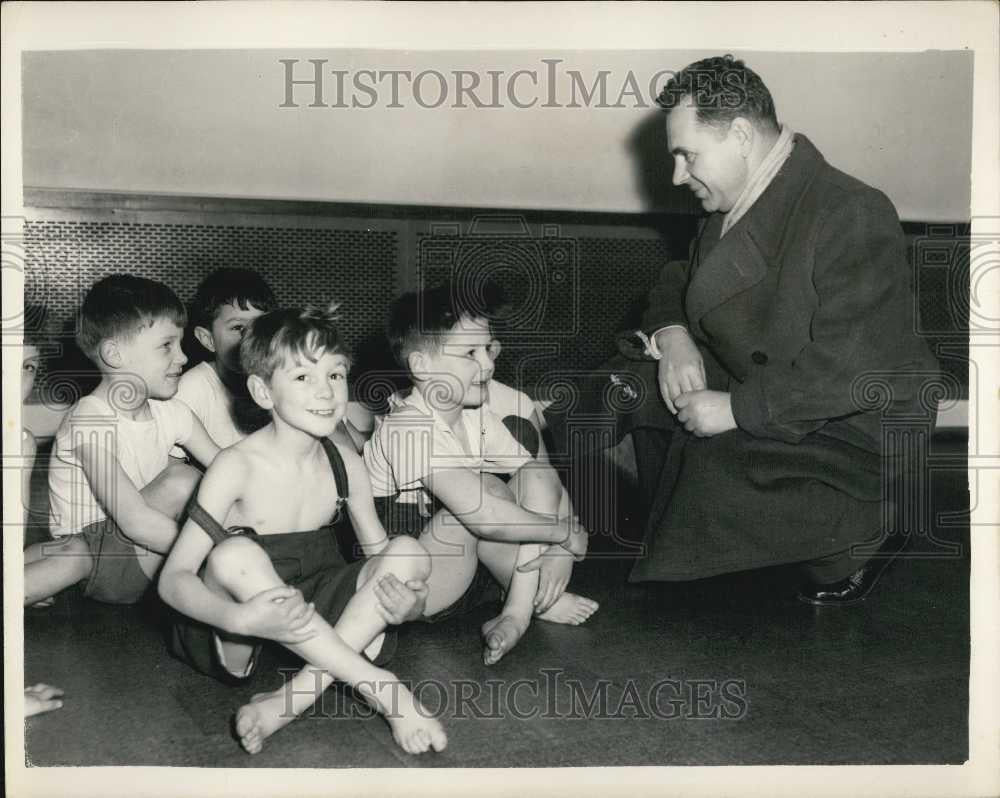 1956 Press Photo Russian Minister of Culture Nikolai Mikhailov Visits London - Historic Images