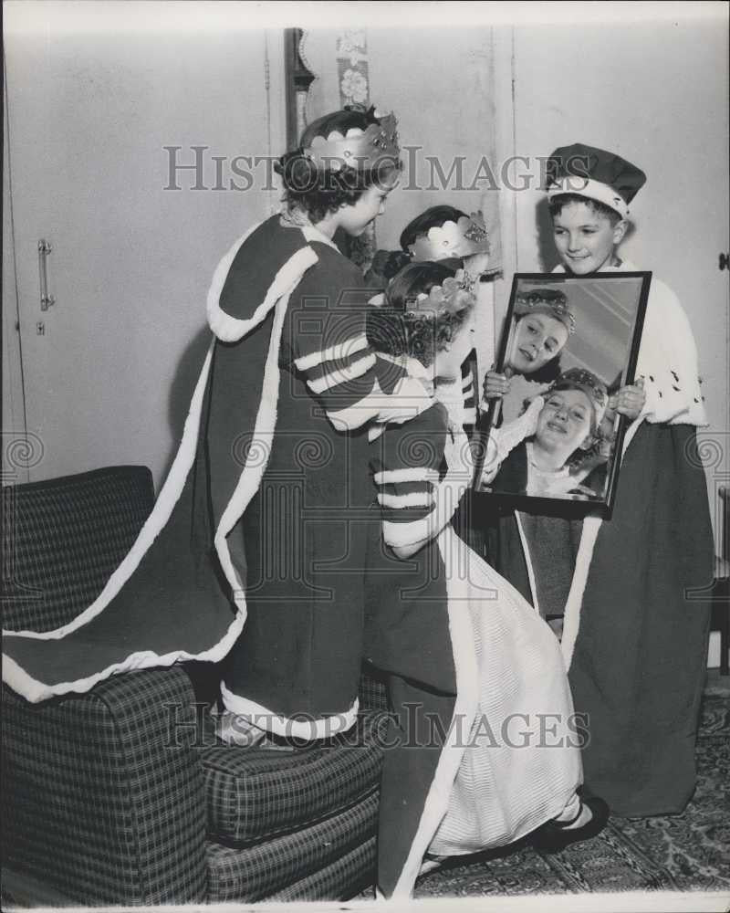 Press Photo Playing Coronatipons Ronnie Gardner in his rooes sits on the throne - Historic Images