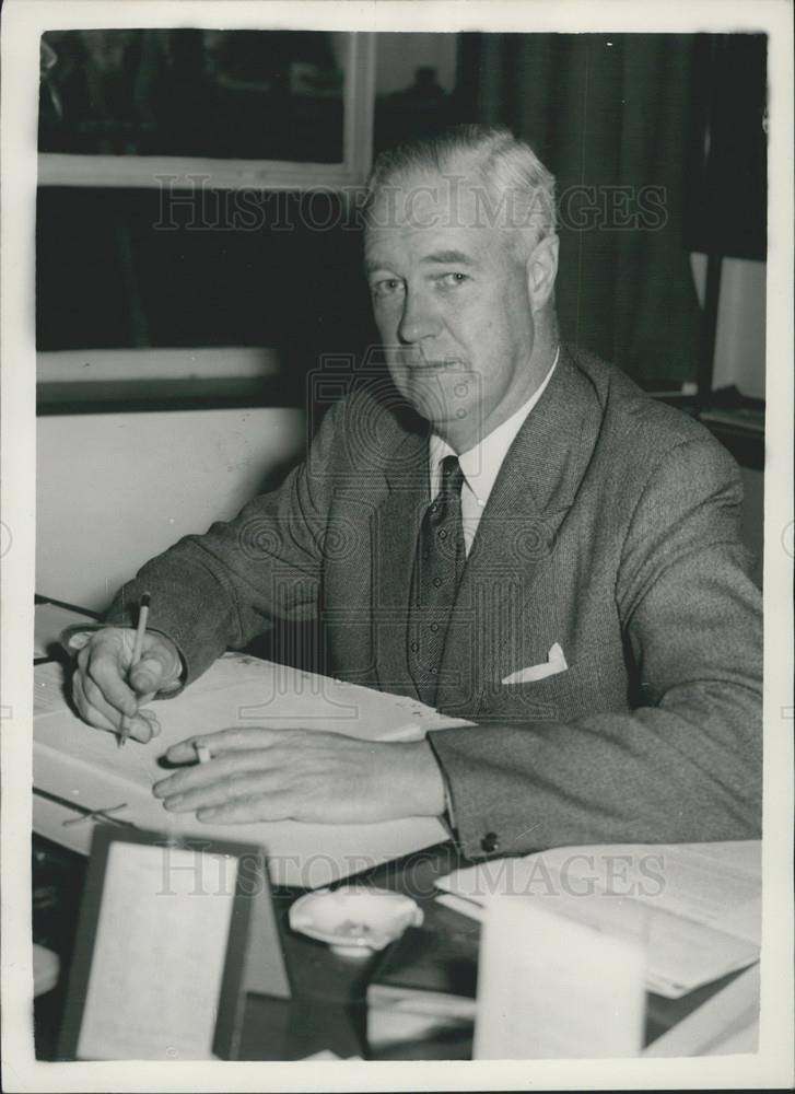 1957 Press Photo Nobel Prize for Sir Alexander Todd Biologists Cambridge - Historic Images