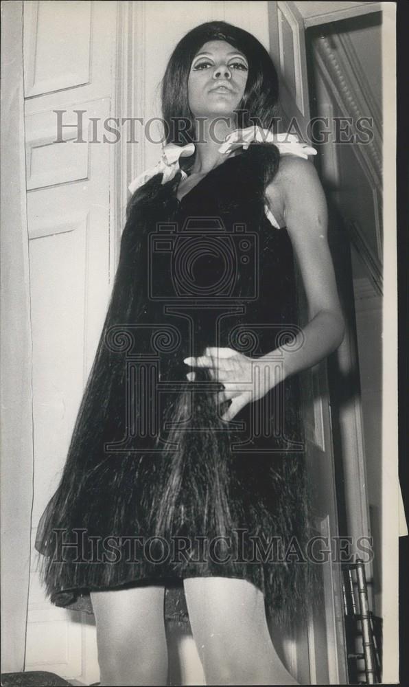 1967 Press Photo Clive Spring Collection Shift Dress Of Dynel Hair And Wig - Historic Images