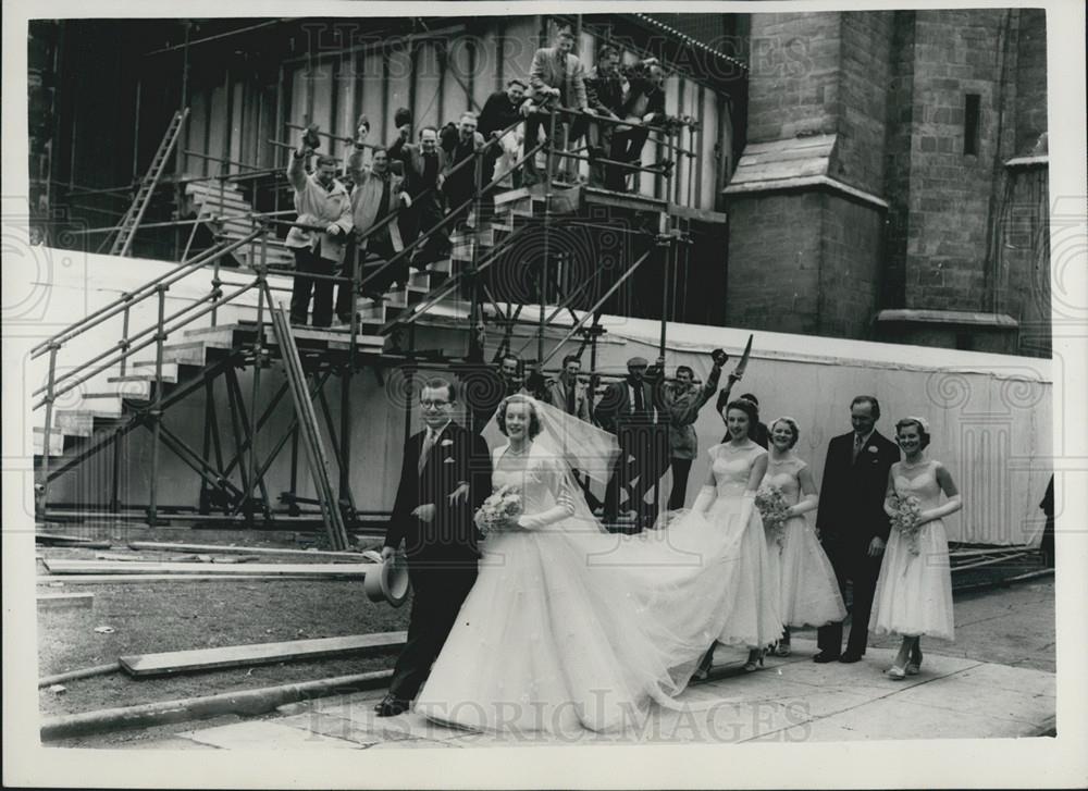 1953 Press Photo Vic Oliver Gives Away His Ward Wedding - Historic Images