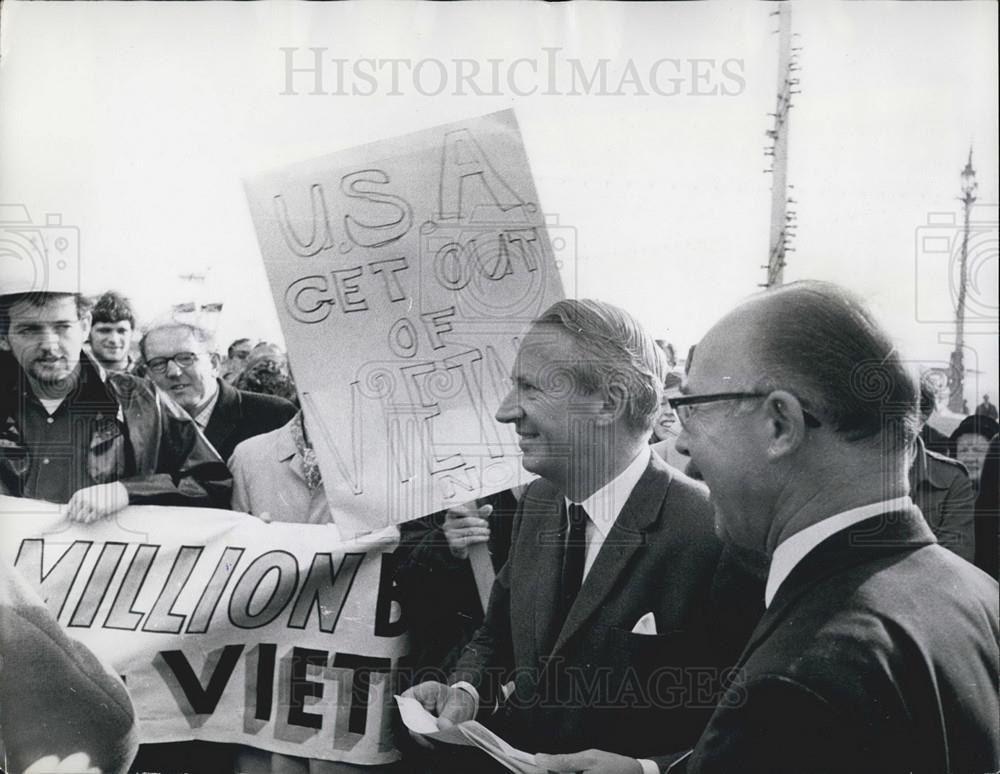 1967 Press Photo Edward Heath Conservative Party Leader Brighton Anti-Vietnam - Historic Images