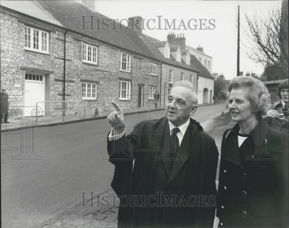 1976 Press Photo Margaret Thatcher Open Britain University Buckingham Max Bfelof - Historic Images