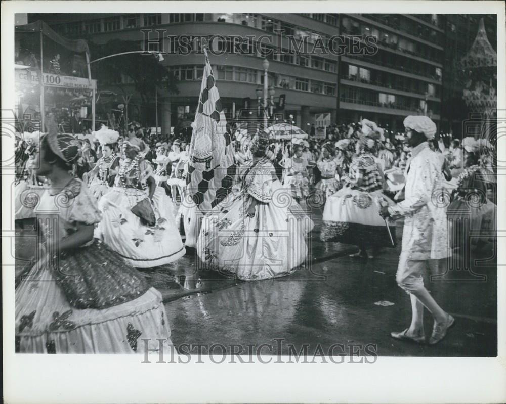 Press Photo Carnival Parade, Avenida Rio Branco, Rio De Janeiro Brazil - Historic Images