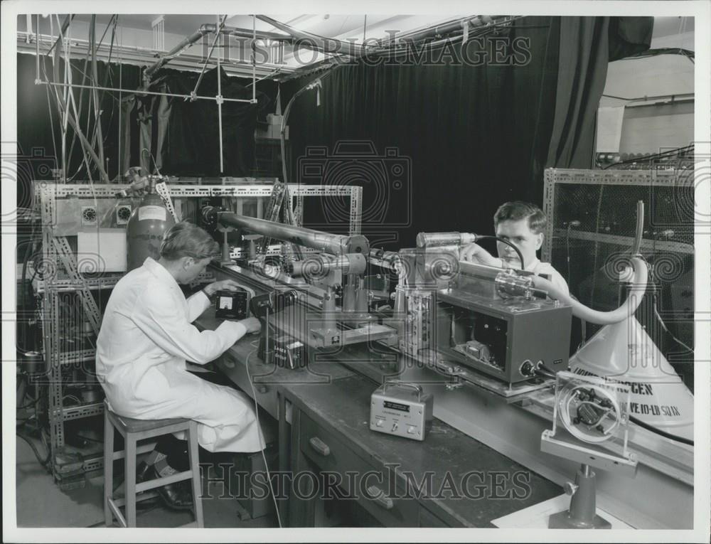 Press Photo Laser Beam Plasma Experiment Culham Laboratory Abingdon Berkshire - Historic Images