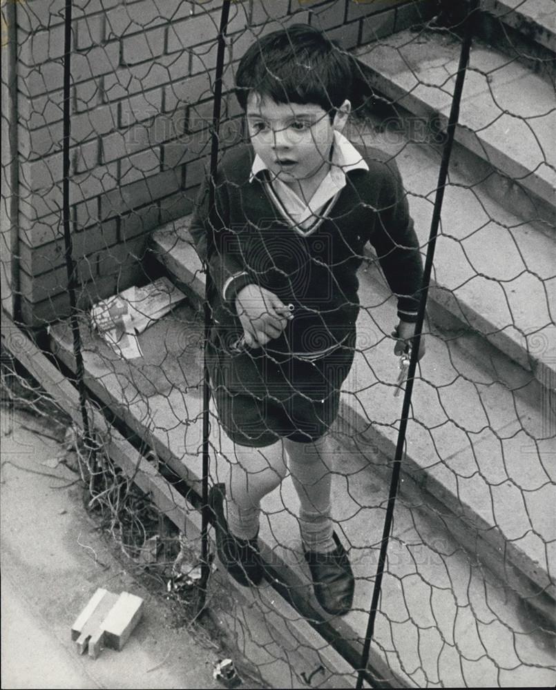 1969 Press Photo Little George Mason, aged 5, was left abandoned in a hotel bedr - Historic Images