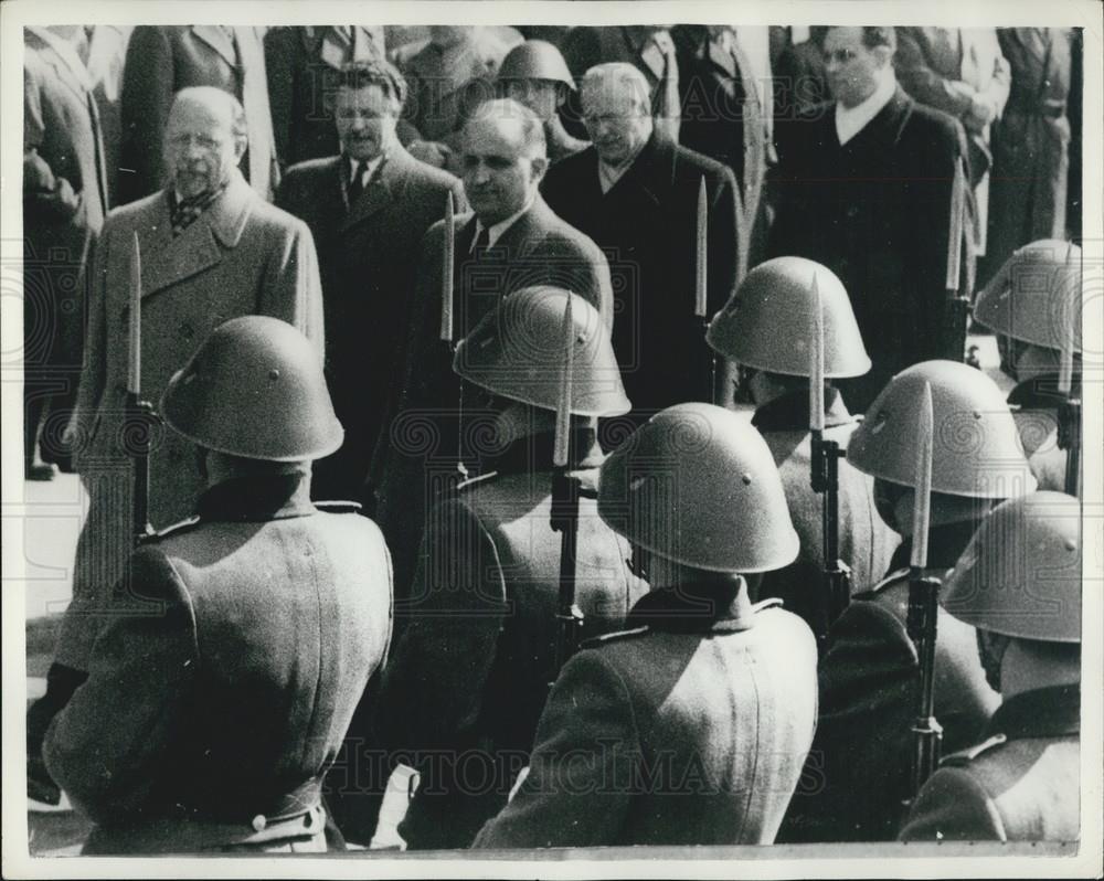 1958 Press Photo Herr Walther Ulbright And Todor Shivkov Inspects Guard Of Honor - Historic Images