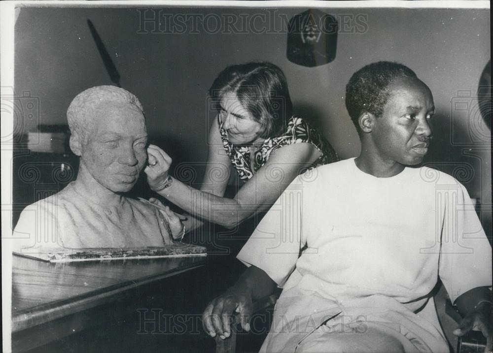 1966 Press Photo Sculptress Clara Quien  &amp; President Nyerere. - Historic Images