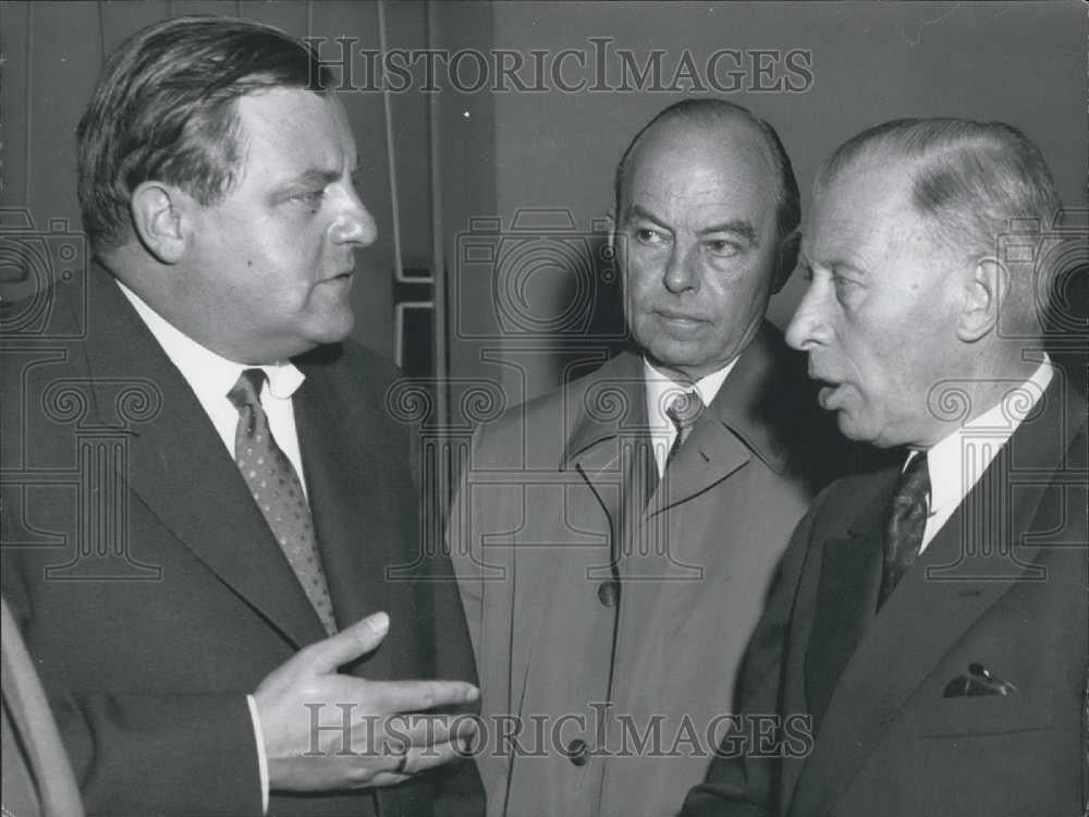 1957 Press Photo Franz Josef Strauss Gives Report On Deaths of 15 Recruits - Historic Images