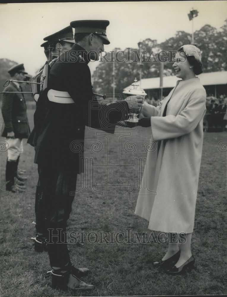 1958 Press Photo Royal Windsor Horse Show Queen Presenting Cup Captain Thompson - Historic Images