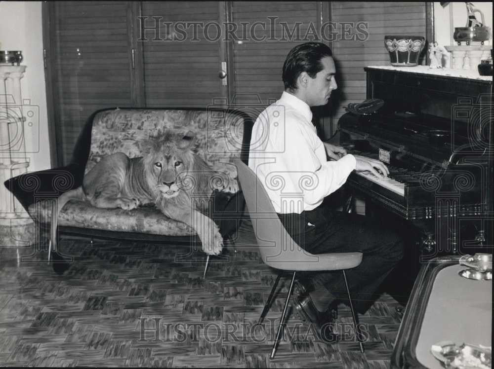 1963 Press Photo Hotelier Giuseppe Russo & Extraordinary Pet African Lion - Historic Images