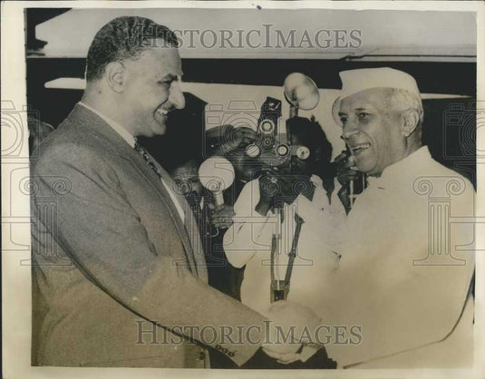 1957 Press Photo Colonel Nasser welcomes Mr. Nehru in Cairo - Historic Images