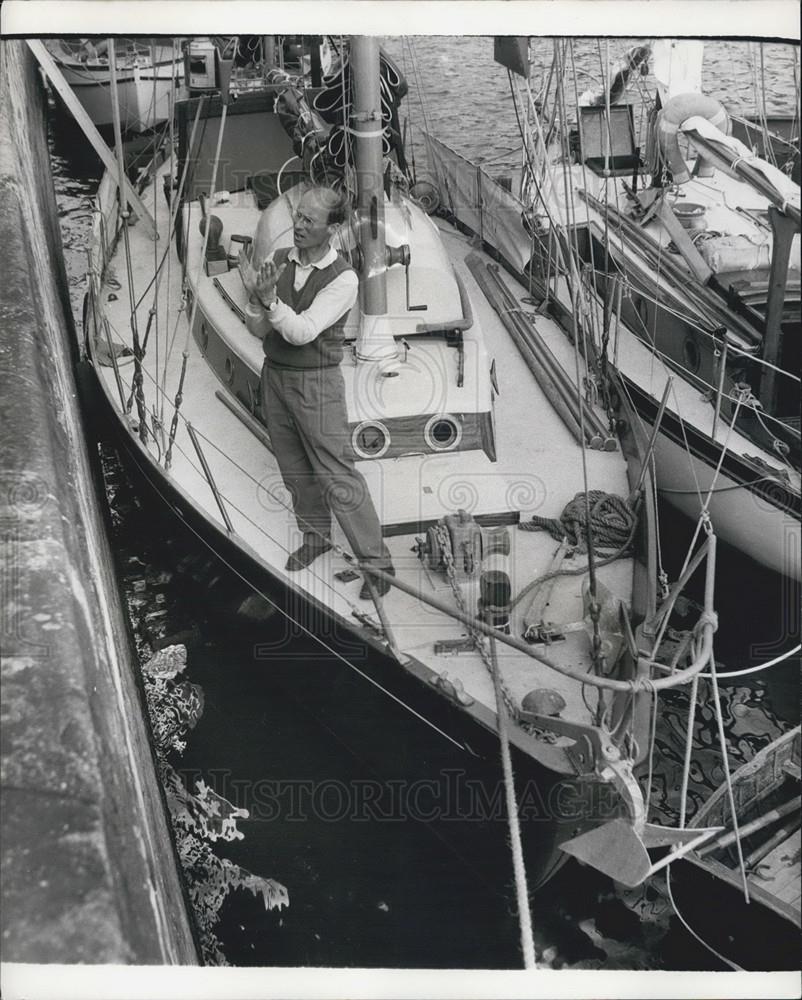 1964 Press Photo Yachtsman McCurdy Preparing For Lone Transatlantic Race - Historic Images