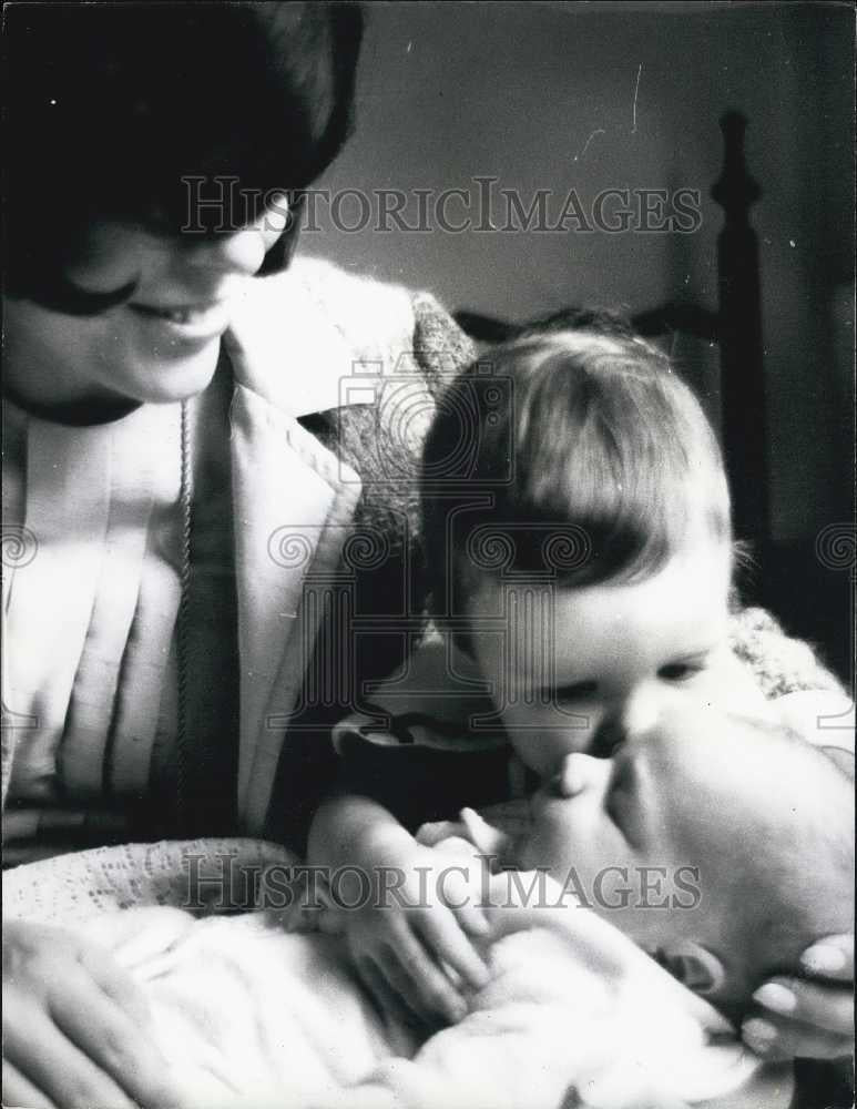 Press Photo Joan Collins And Daughter Kisses New Baby Alexander - Historic Images