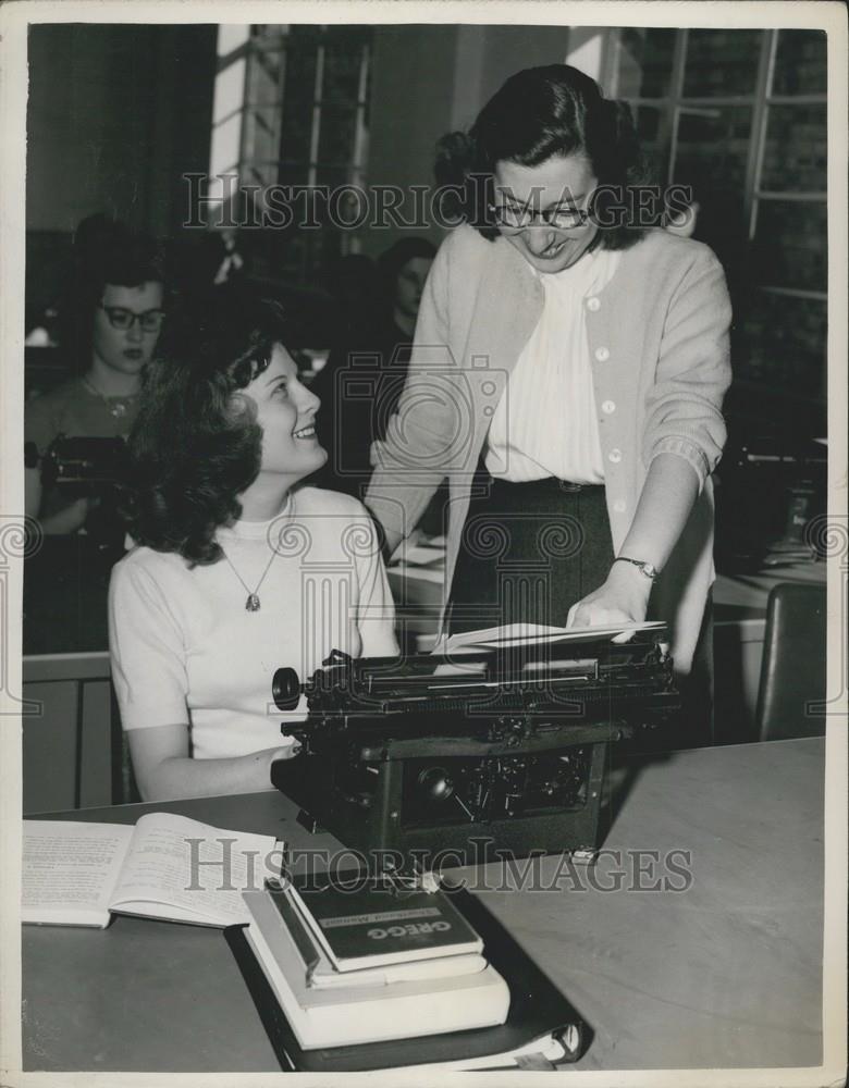 1952 Press Photo Teacher Miss Gross &amp; student Miss Betty Sullivan - Historic Images