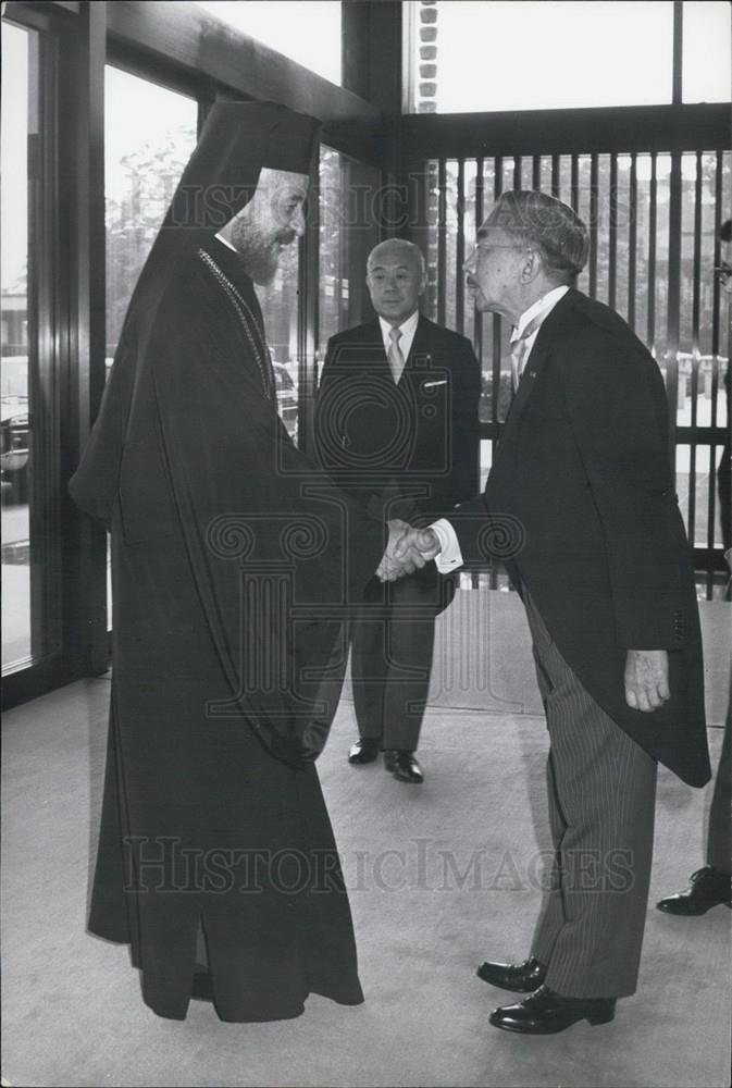 Press Photo Japan Emperor Hirohito Greets Archbishop Makarios Cyprus Pres-Tokyo - Historic Images