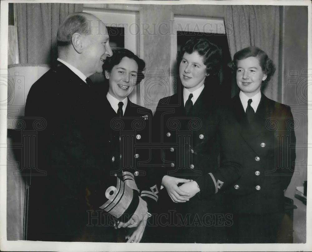 1953 Press Photo Vice Admiral EMC Abel Smith, Wren Officers - KSB05783 - Historic Images