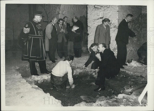1957 Press Photo Digging For The "Barkstead Treasure" -At The Tower - Historic Images