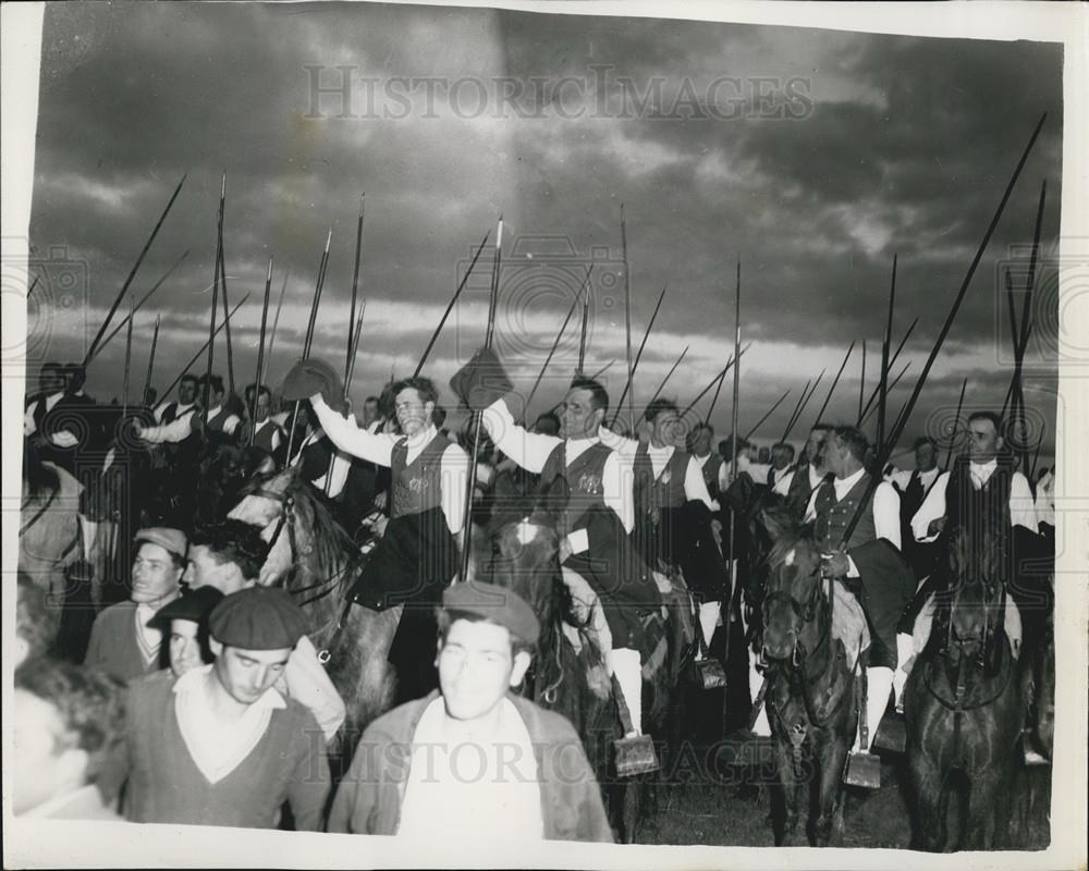 1957 Press Photo Mounted "Campinos"Bull Farm - Vila Franca - Portugal - Historic Images
