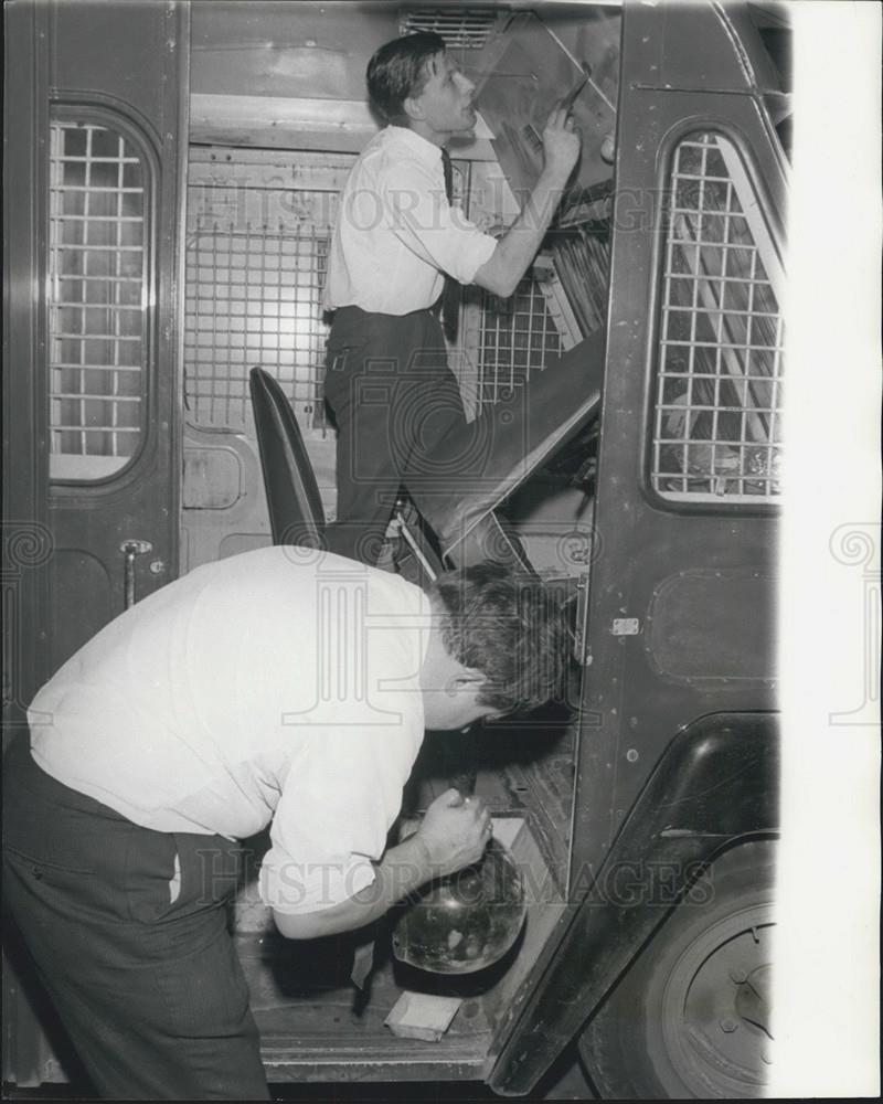 1968 Press Photo Police Dusting Armoured Van Fingerprints Seized By Gang - Historic Images