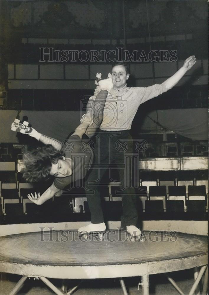 1964 Press Photo  Actress Francoise Vatel Skating- Artists&#39; Union Gala Paris - Historic Images