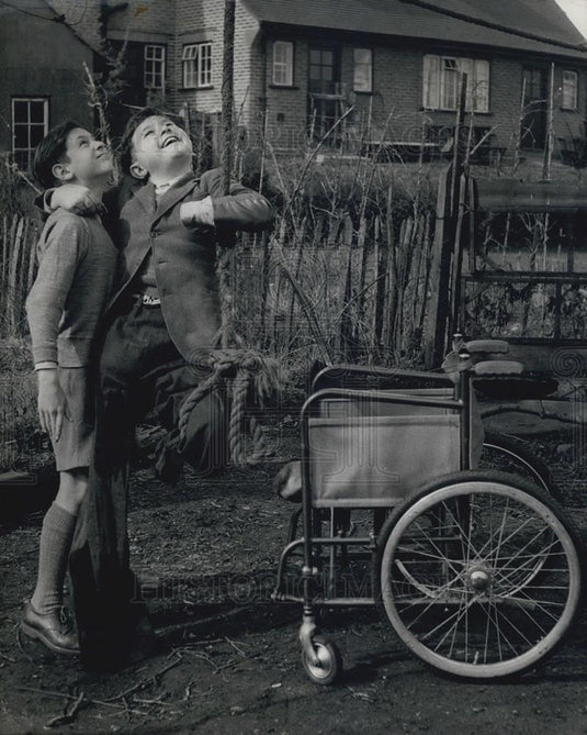 Press Photo David Rutler Grenade Disabled Child Plays With Cousin Michael Dent - Historic Images