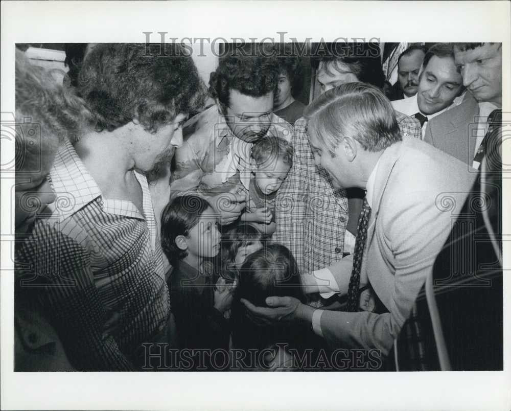 Press Photo Senator Walter Mondale Campaign Abe Beam New York - Historic Images