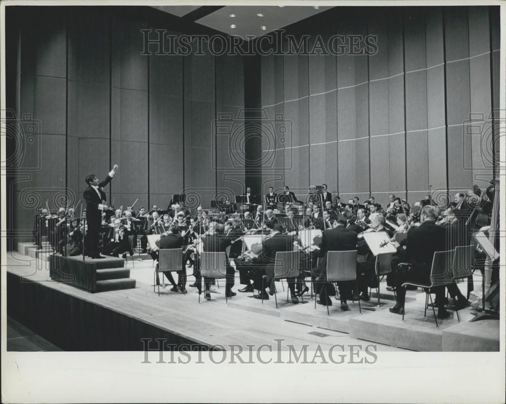 Press Photo Zubin Mehta Conducting Symphonic Orchestra Montreal Radio Recording - Historic Images