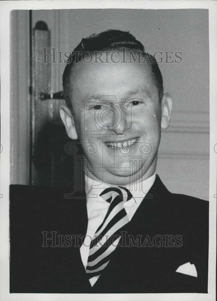 1953 Press Photo South African Millionaire John Schlesinger in London - Historic Images