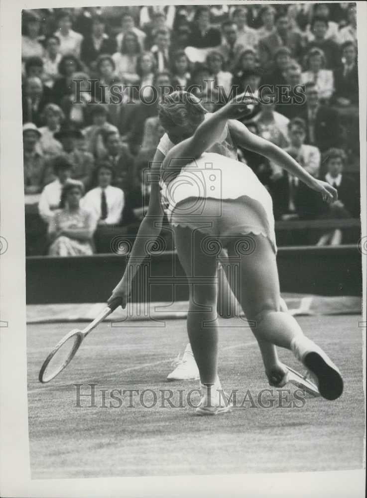 1958 Press Photo Shirley Bloomer Christine Truman Wightman Cup Wimbledon Tennis - Historic Images