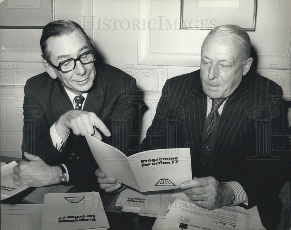 1977 Press Photo Director-General John Methven & Pres Lord Watkinson of CBL - Historic Images