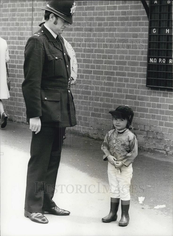 Press Photo  policeman to 3 year old Amanda Bradshaw who arrived at Ascot wearin - Historic Images