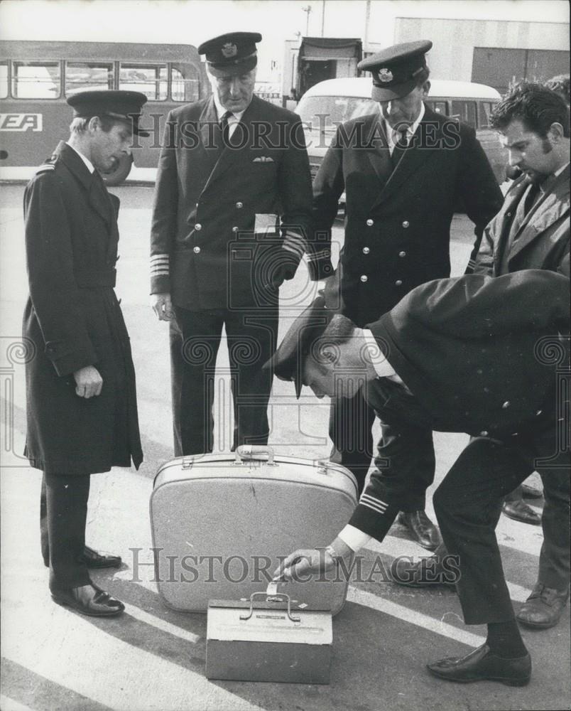 1970 Press Photo Luggage Identified By Passengers Heathrow Airport - Historic Images