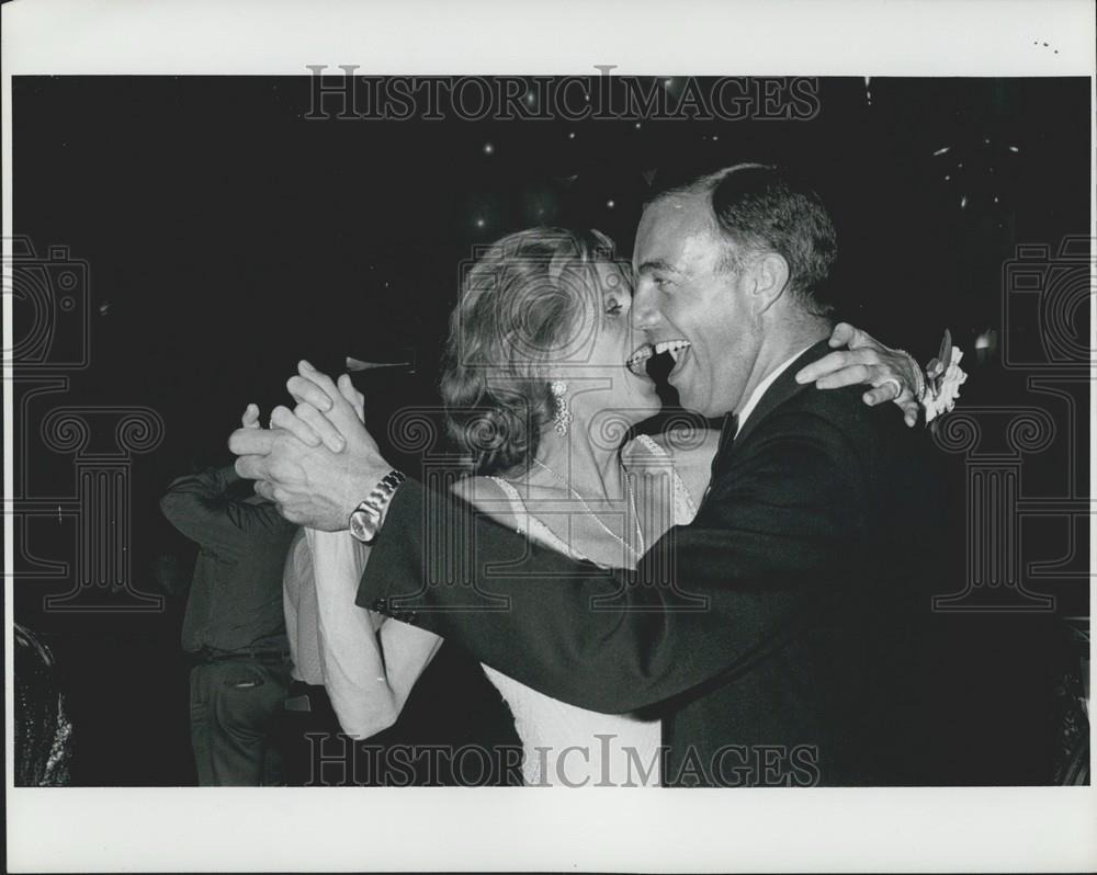 1974 Press Photo Pat Kennedy Lawford and friend. - Historic Images