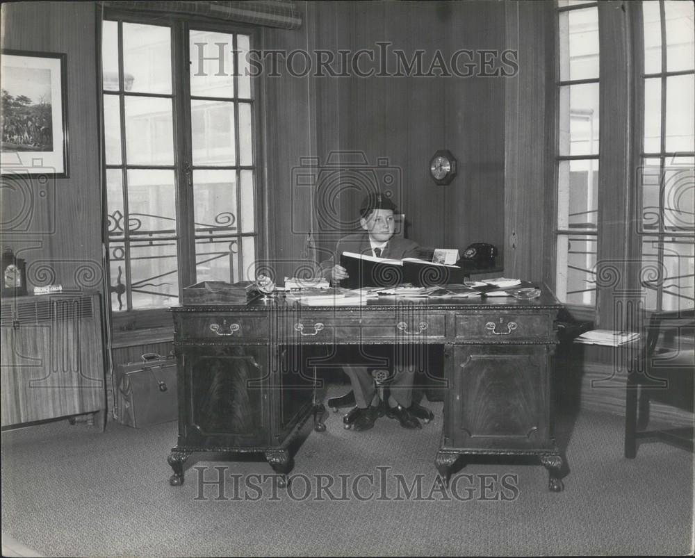 1965 Press Photo Leslie Norman Doncaster Grammer School Runs Travel Agency - Historic Images