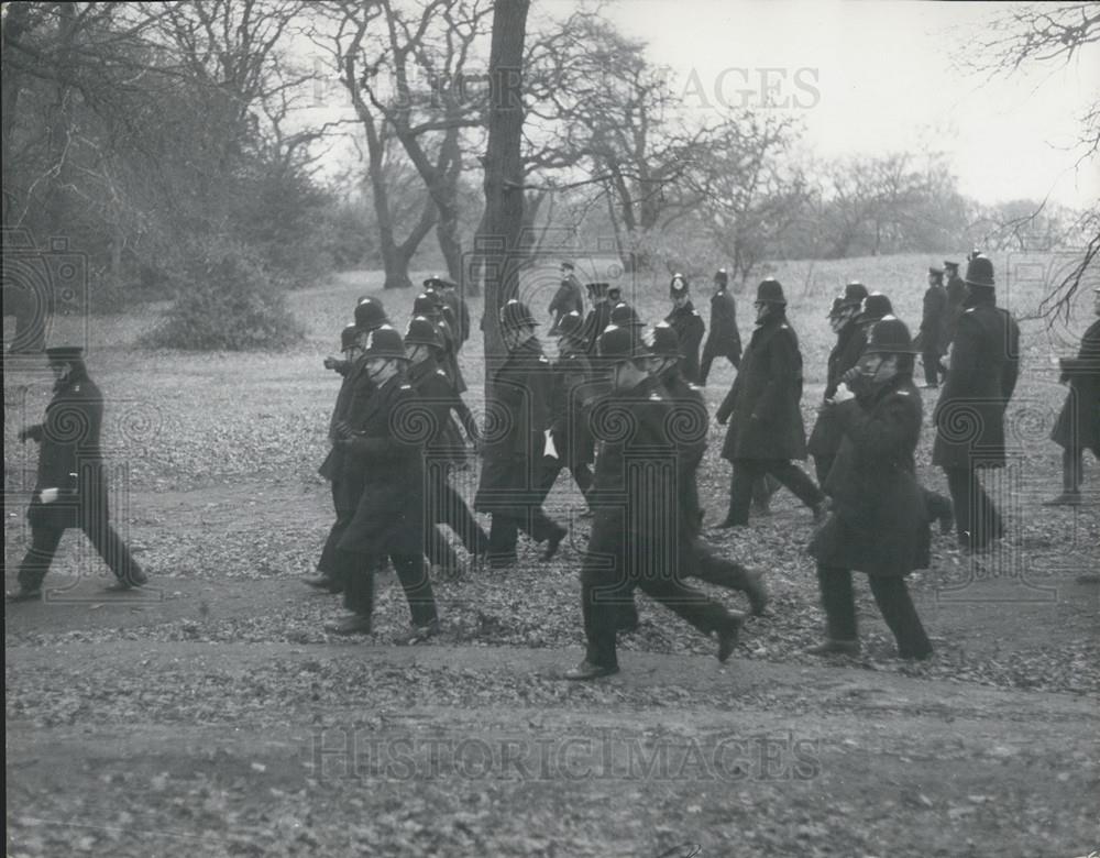 Press Photo Police Search Wimbledon Common For Clues Disappearance Muriel McKay - Historic Images