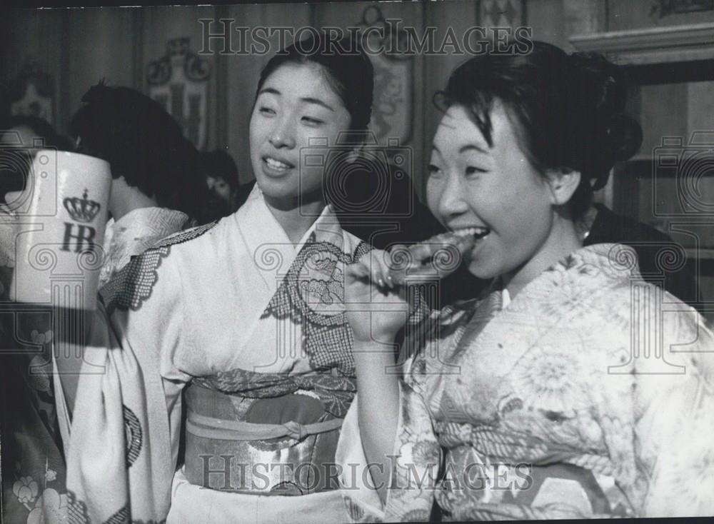 1969 Press Photo Japanese Hostesses To Greet Olympic Guests In Munich - Historic Images