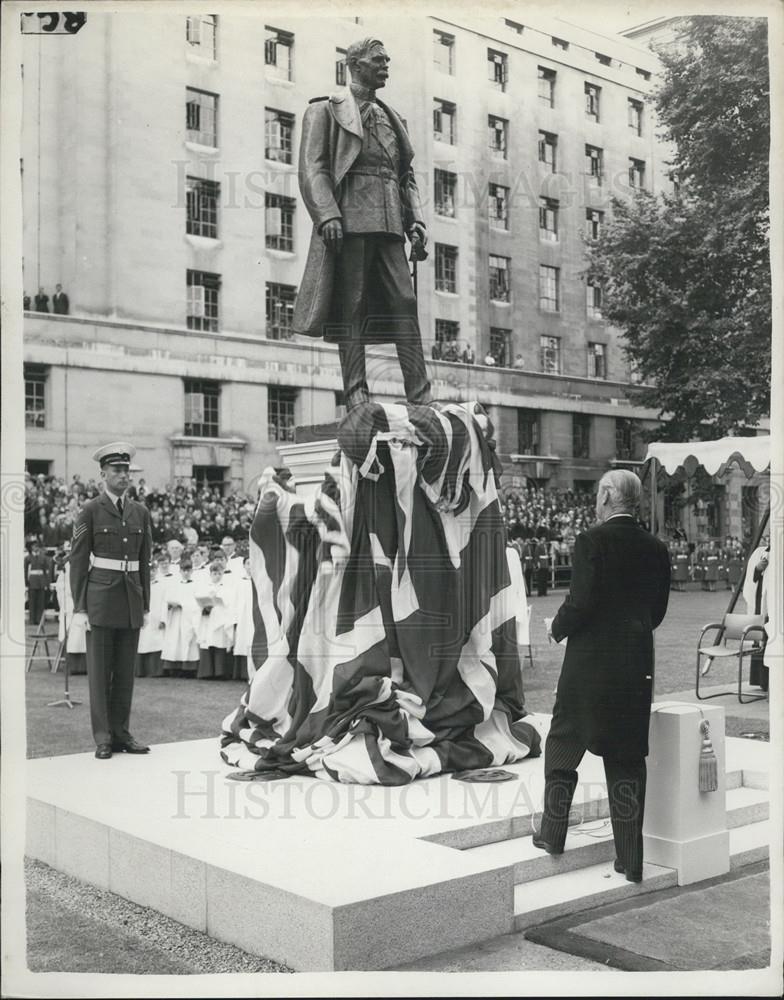 1961 Press Photo Macmillan unveils memorial to Viscount Trenchard - Historic Images