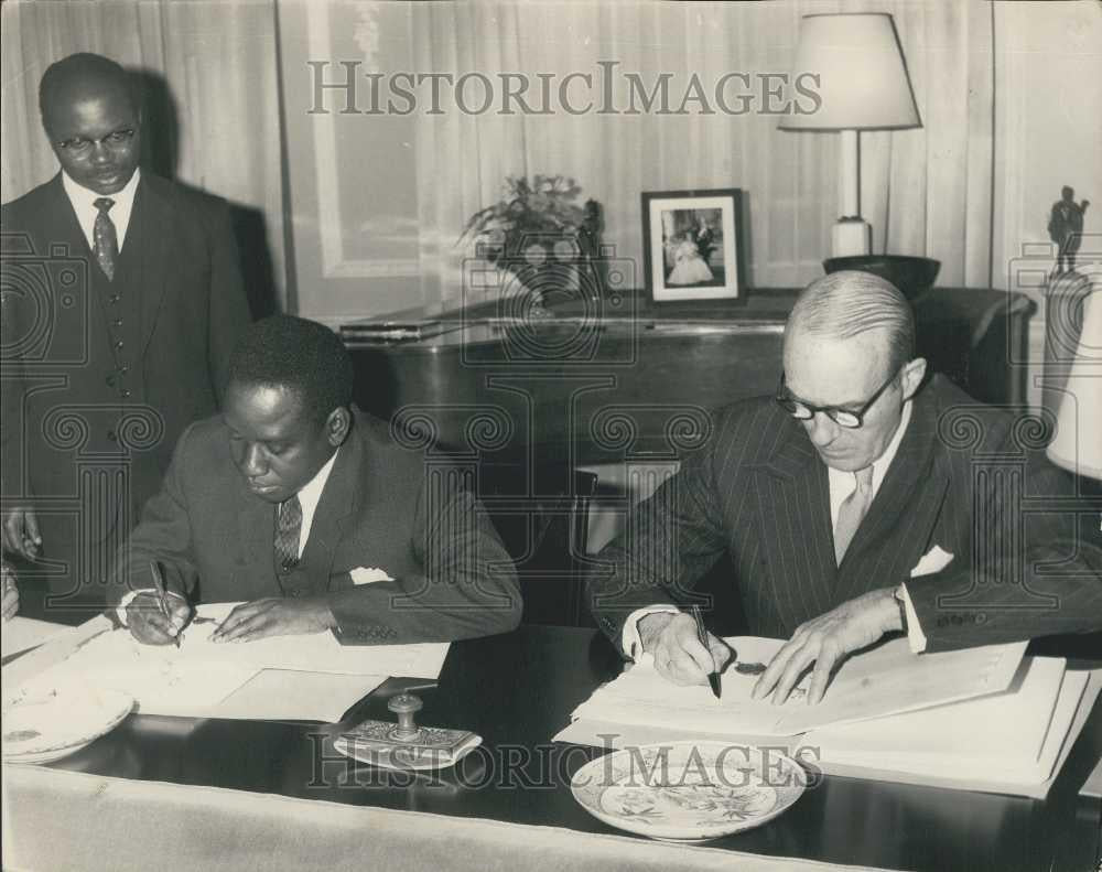 1963 Press Photo Cameroons-Danish Agreement Signed In London - Historic Images