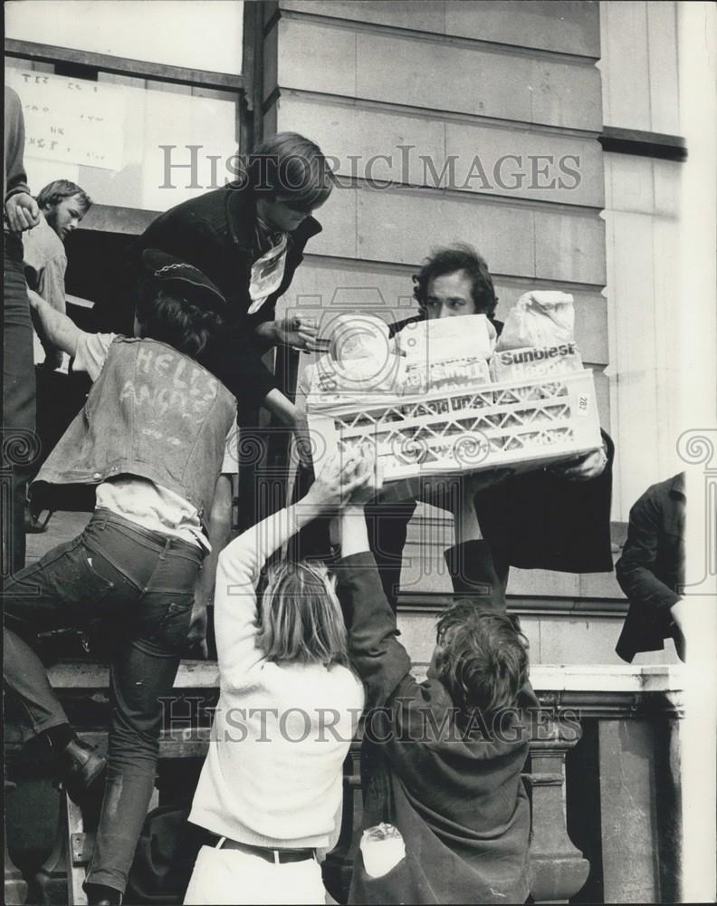 1969 Press Photo Food Being Delivered Hippy Squatters 144 Piccadilly Mansion - Historic Images