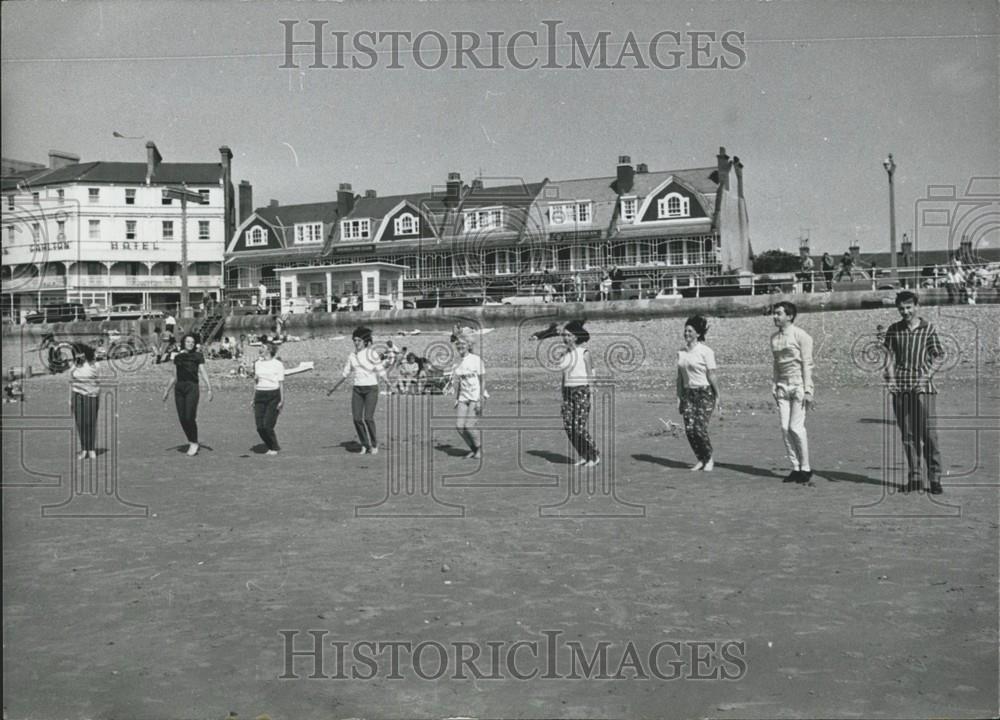 Press Photo Teenagers Hotel Physical Jerks Session Beach Bognor Caribbean - Historic Images