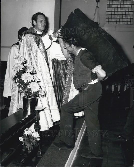 1971 Press Photo Workers' Thanksgiving Service St Barnabas Church - Historic Images
