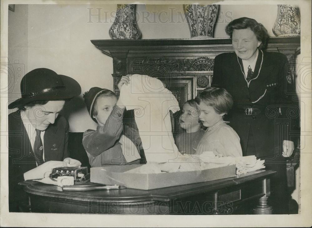 1953 Press Photo girls scouts cleaned clothes belonging to daughters of Queen - Historic Images