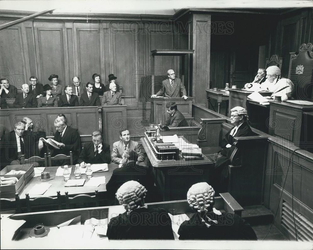 Press Photo scene from the film showing the exact replica of the No. 1 Courtroom - Historic Images