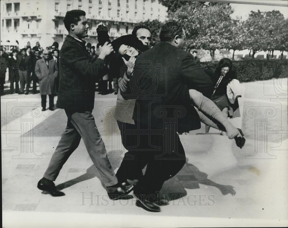 1965 Press Photo Greek taxi-drivers clash with Police during demonstrations - Historic Images