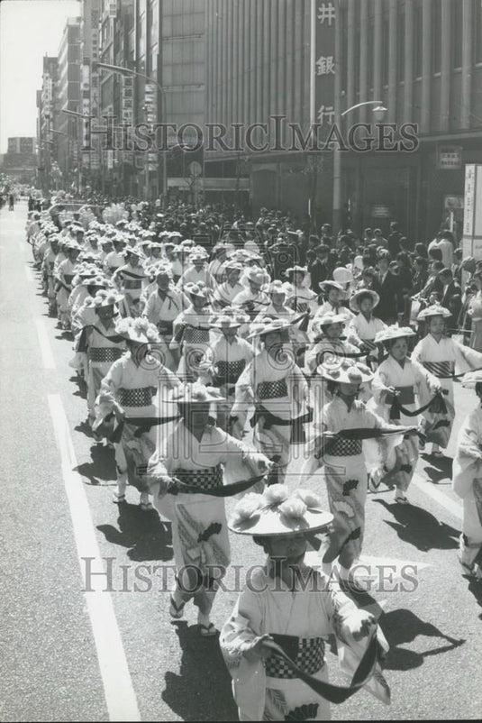 1972 Press Photo Parade of kimoned women in Japan - Historic Images