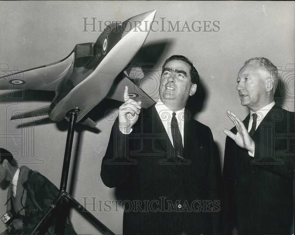 1968 Press Photo Jaguar Joint Production Agreement Signed In London - Historic Images