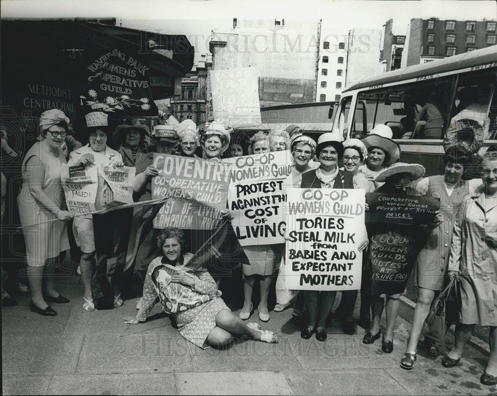 1971 Press Photo Co-Op women&#39;s guild protest about the cost of living - Historic Images