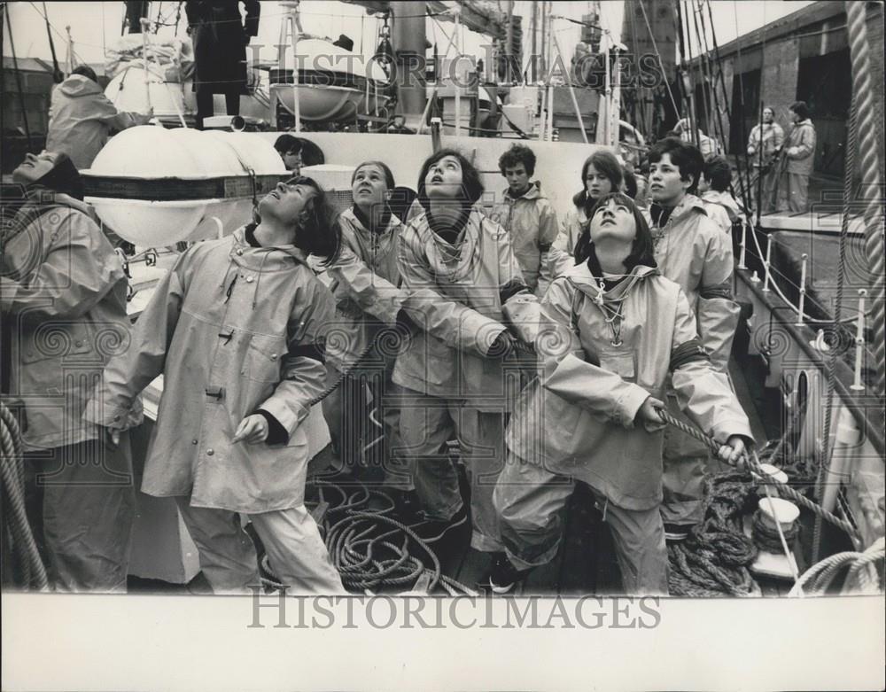 1968 Press Photo The Schooner Malcolm Miller heads down the Thames with 39 girl - Historic Images