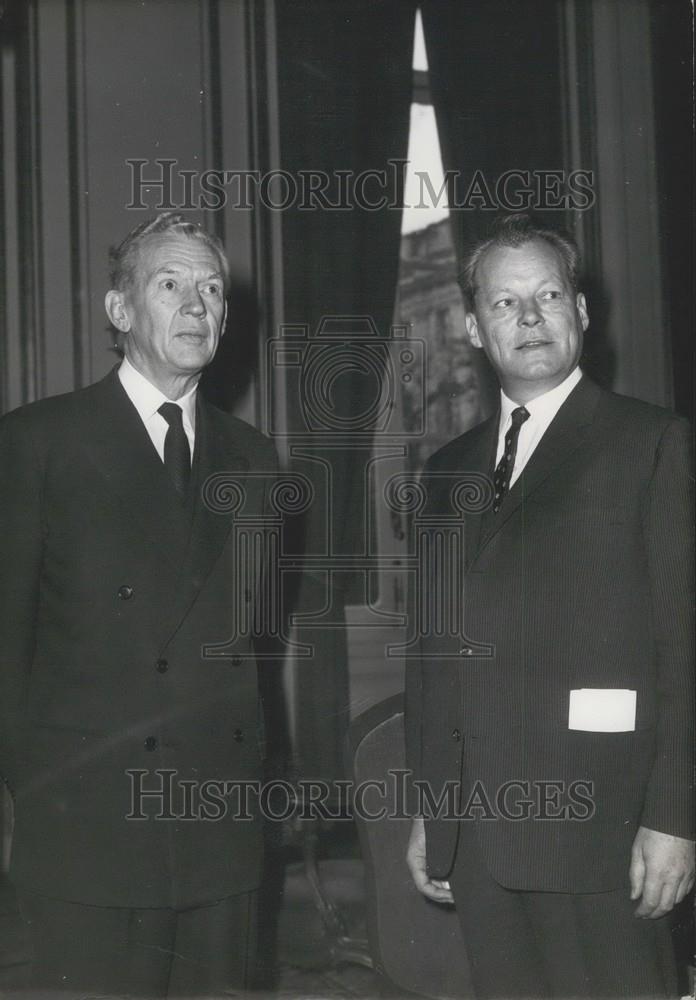 1967 Press Photo French Foreign Minister Couve de Murville &amp; Willy Brandt - Historic Images